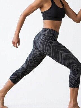 PrAna Roxanne Black & Gray Geometric Striped Capri Leggings Size L Like New